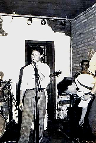 Michel no palco do festival Karaokê 100% Qualidade, Expresso 356, São Leopoldo, 1991